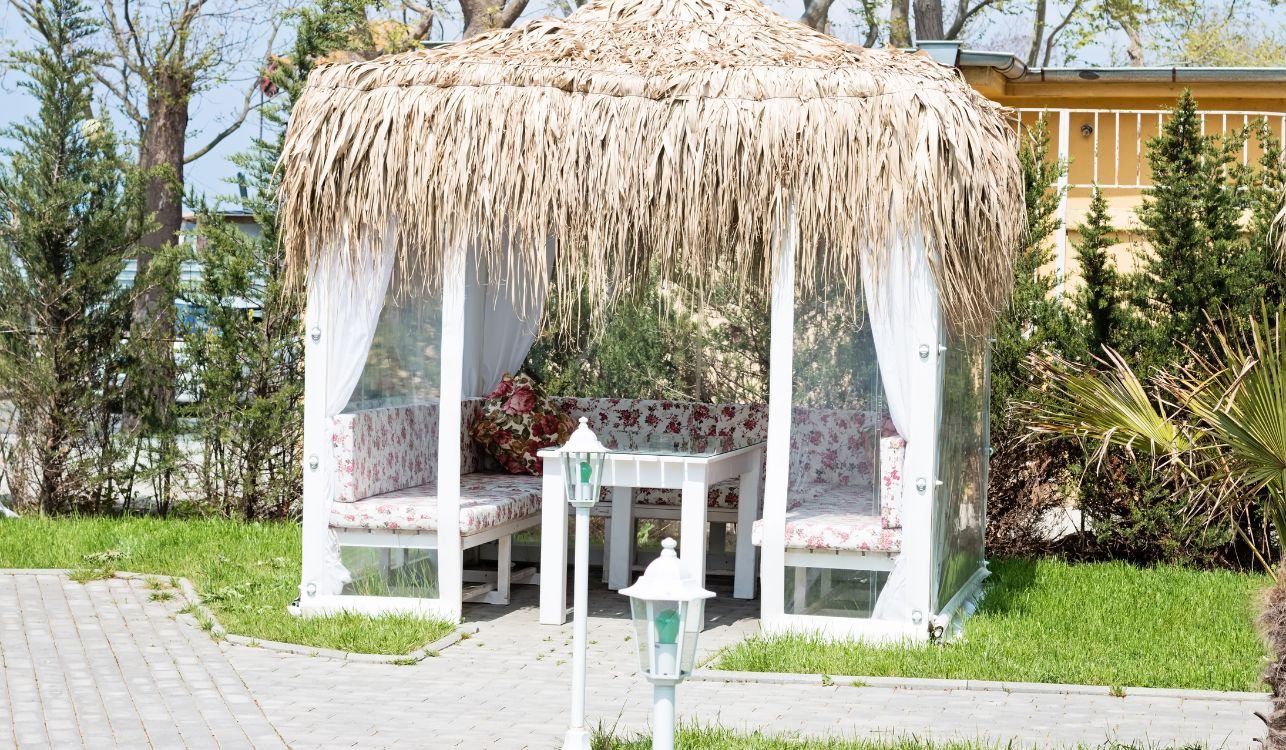 With a cover that protects from rain, you can turn an independent pergola into a charming gazebo.
